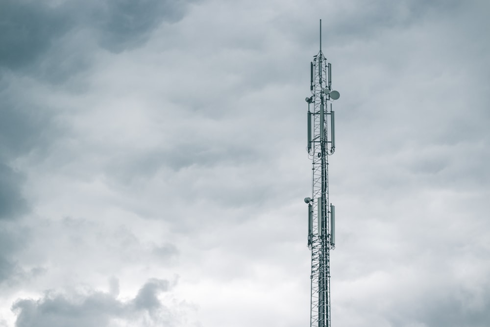 Torre de radio gris bajo el cielo nublado durante el día