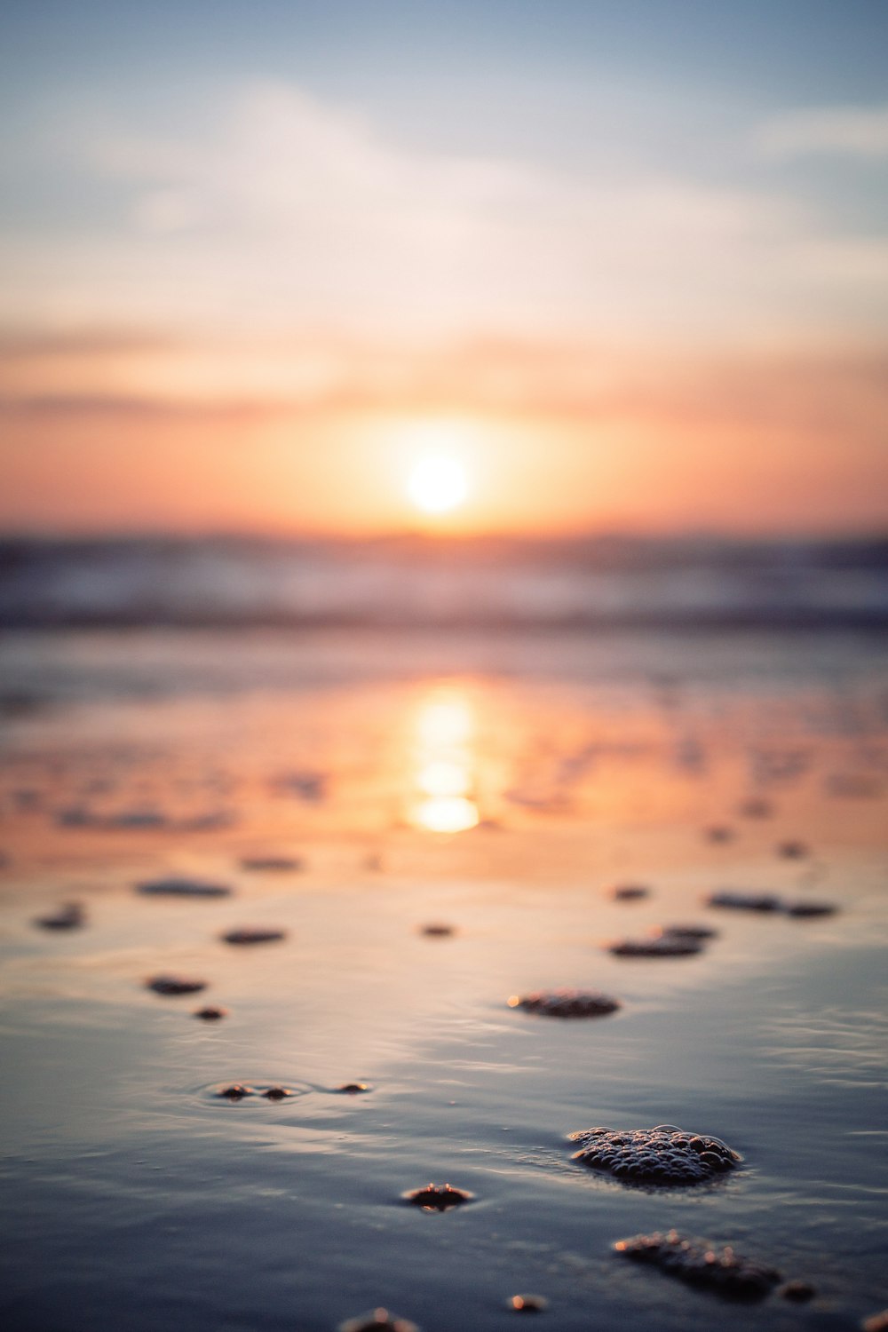 Reflejo de la puesta del sol en la orilla de la playa
