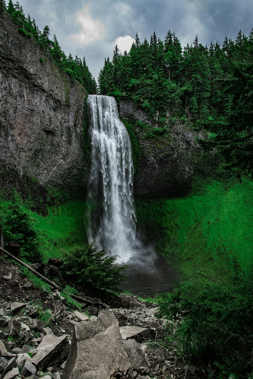 Paisaje de cascadas durante el día