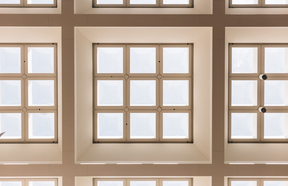 Foto de primer plano de un lote de marco con paneles blancos y marrones
