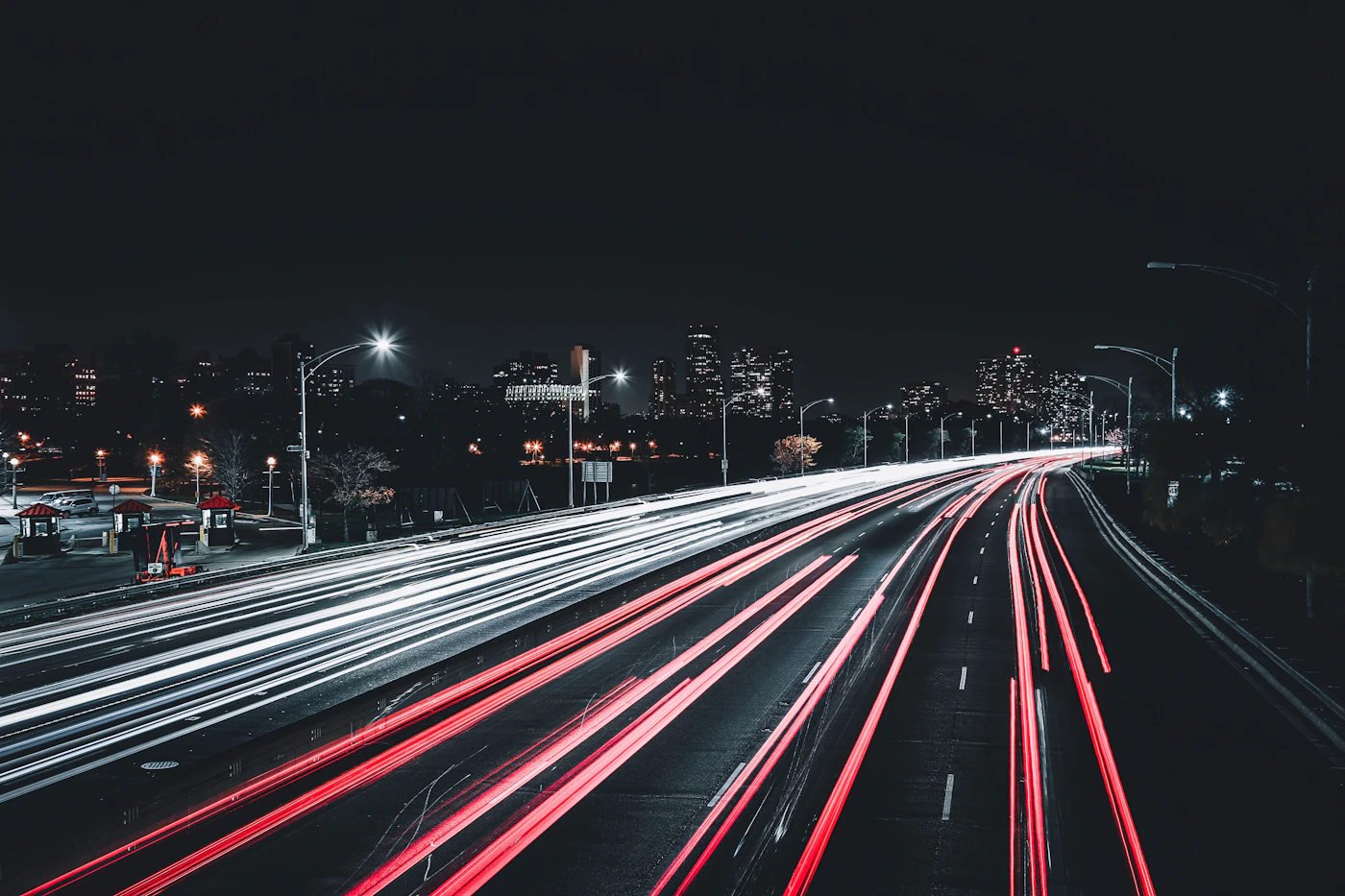 Trafic pe un drum — fotografie ilustrativă