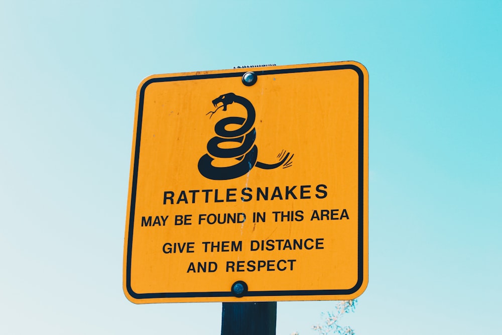 방울뱀은 이 지역에서 발견될 수 있습니다 거리를 두고 표지판을 존중하십시오