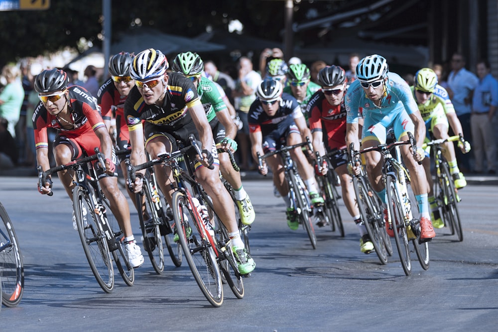 Groupe d’hommes sur la course cycliste