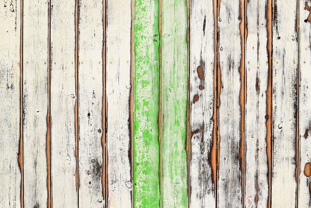 白と緑の木の板