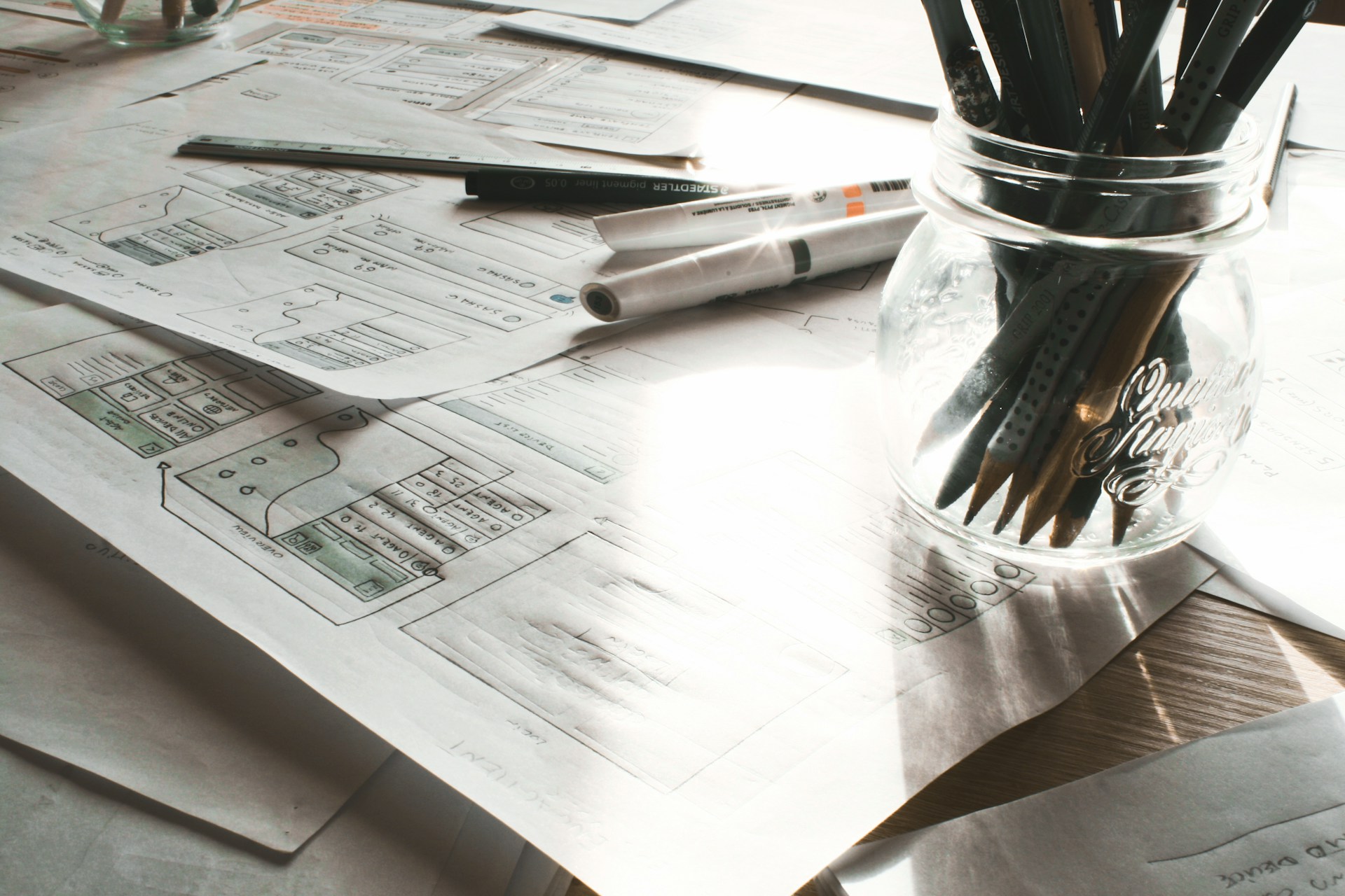 gray computer monitor