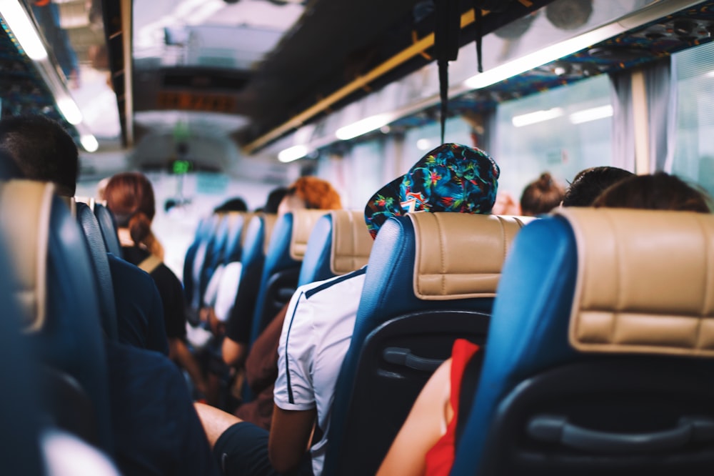 Selektive Fokusfotografie von Menschen im Bus