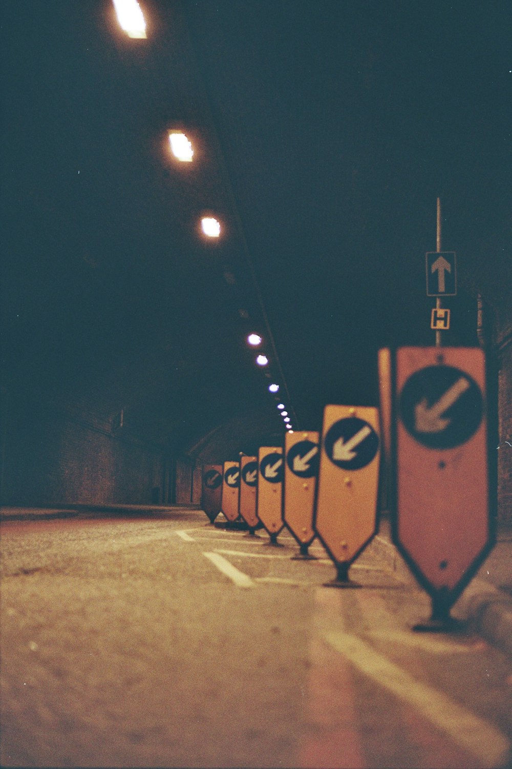 eine Reihe von Straßenschildern, die am Straßenrand sitzen