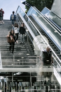 Team members of 'asude stemudancas' coordinating and carrying furniture down a flight of stairs.