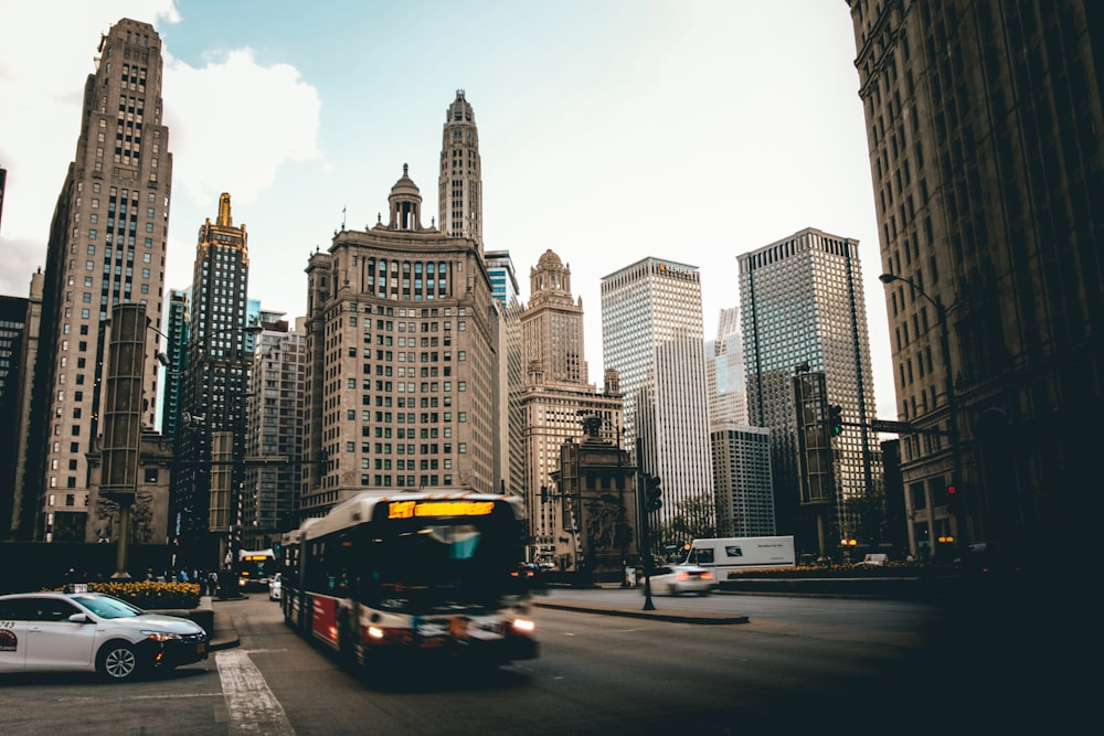 autobus bianco e nero su strada