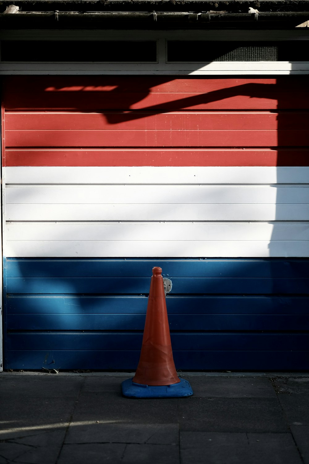 Puerta de garaje de madera roja, blanca y azul
