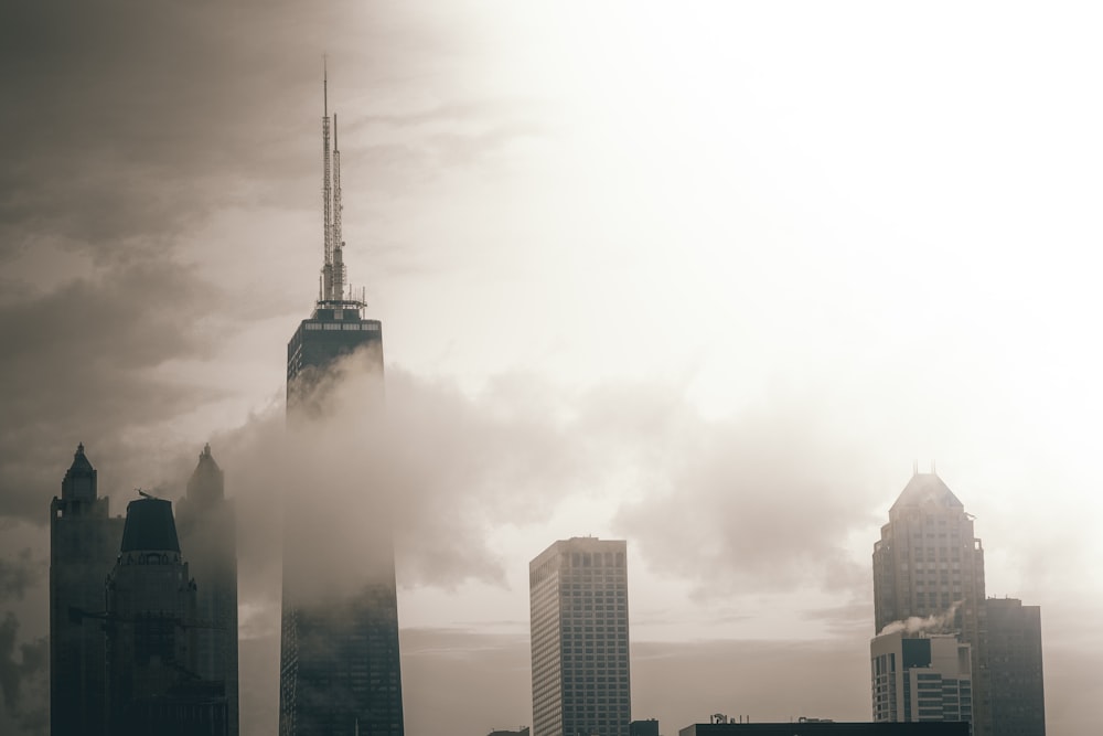 Foto de un edificio rodeado de nubes