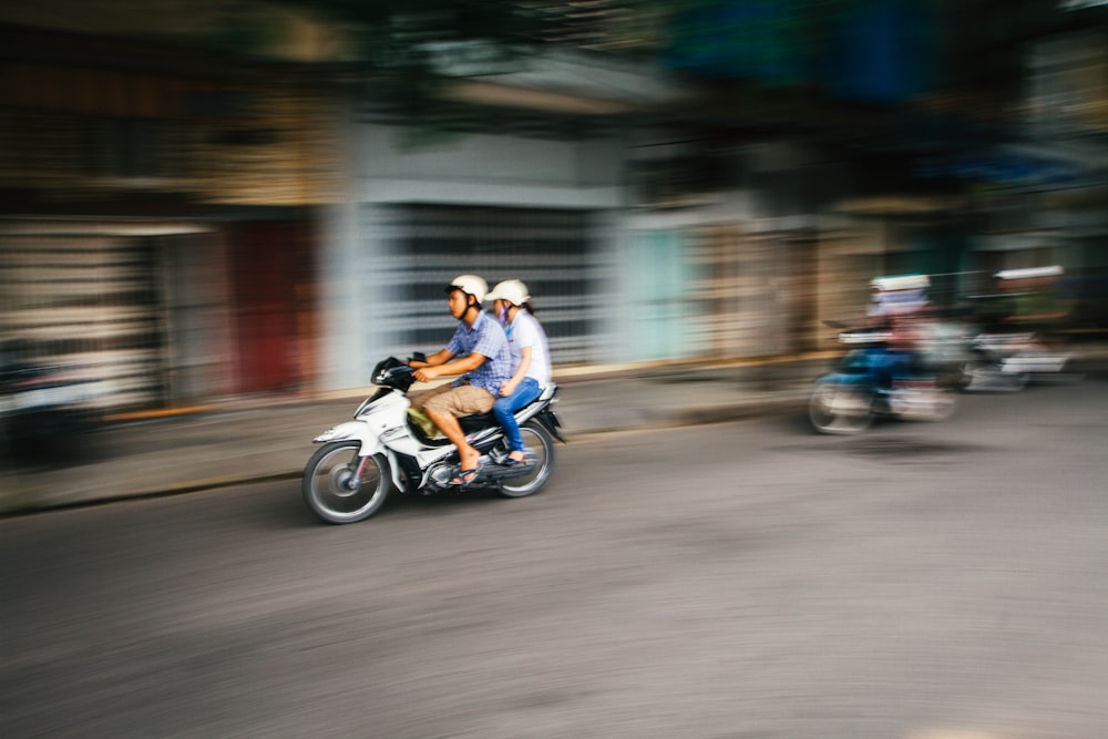 Foto de lapso de tiempo de personas montando motocicleta
