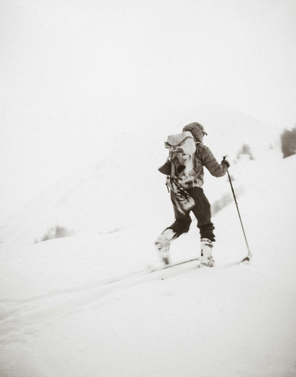 Persona che fa un'escursione nella montagna della neve