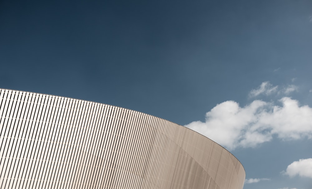 Bâtiment blanc sous ciel bleu