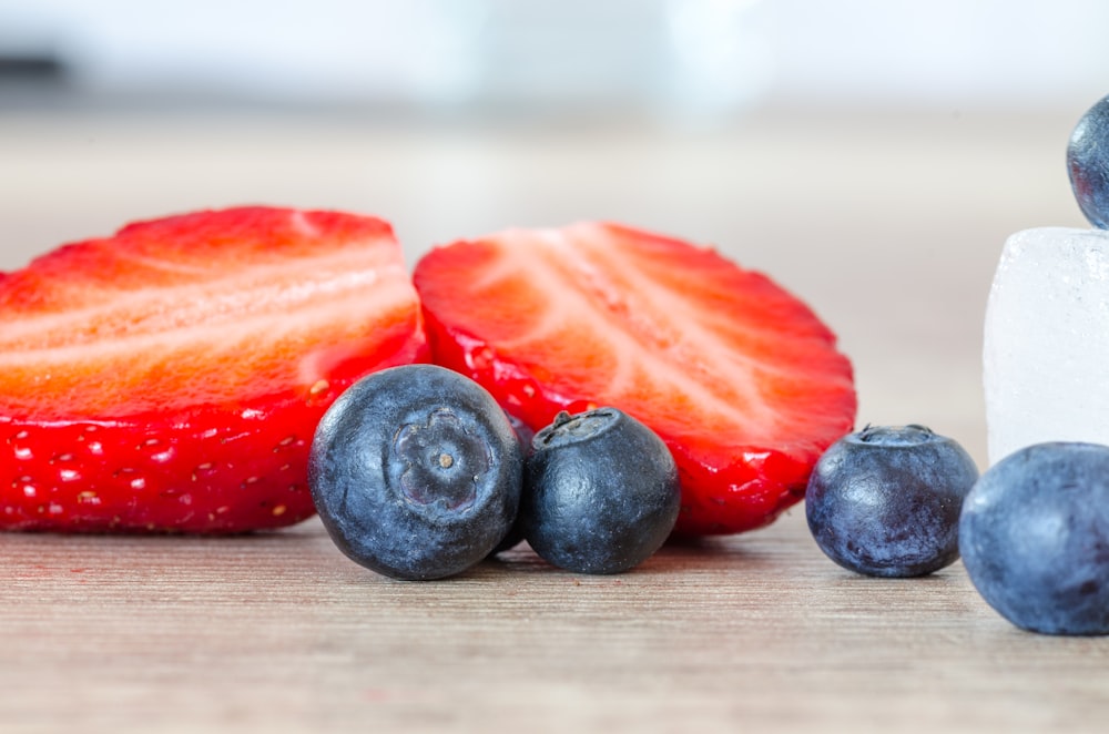 Fotografía de enfoque selectivo de fresas y arándanos