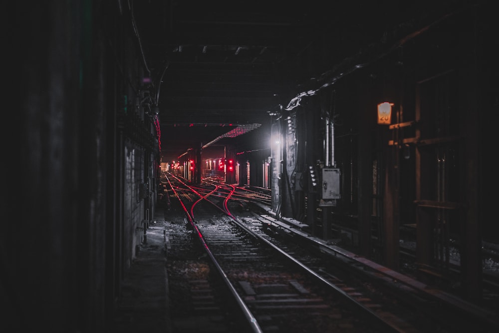 Photographie de chemin de fer pendant la nuit