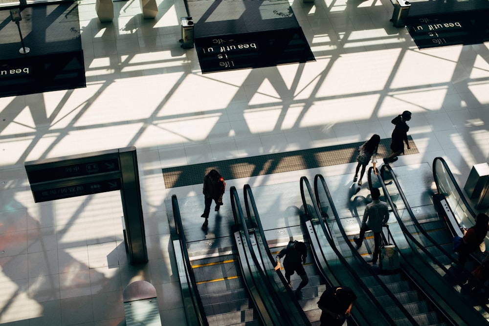 Personas que viajan en escaleras mecánicas