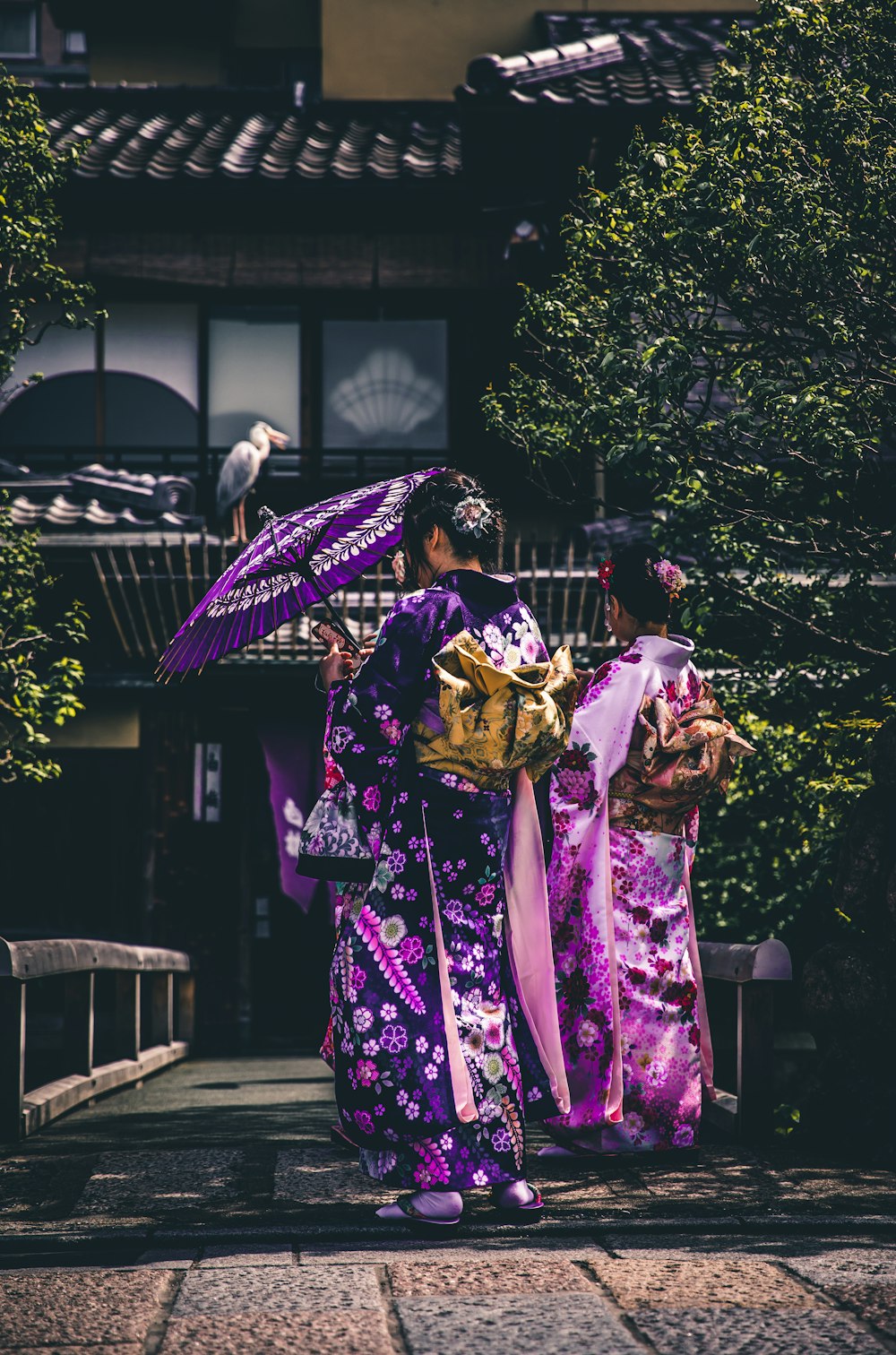 duas mulheres em quimono roxo e rosa