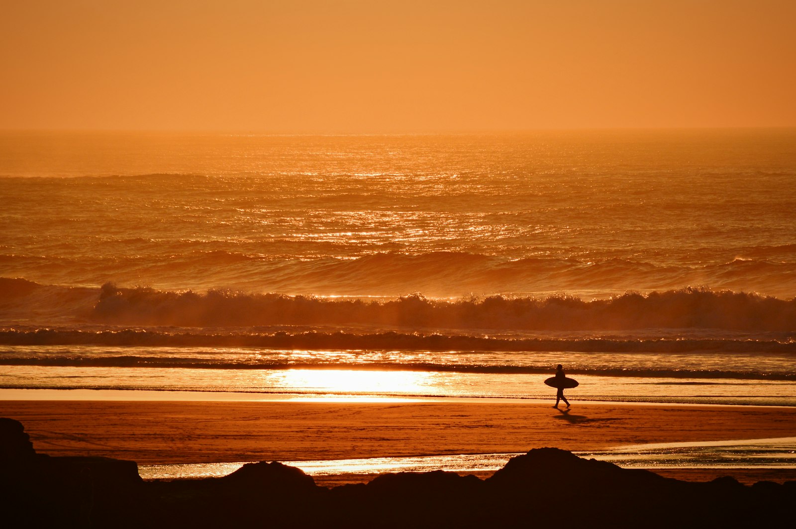 Nikon D3200 + Nikon AF-S DX Nikkor 55-300mm F4.5-5.6G ED VR sample photo. Person holding surfboard walking photography