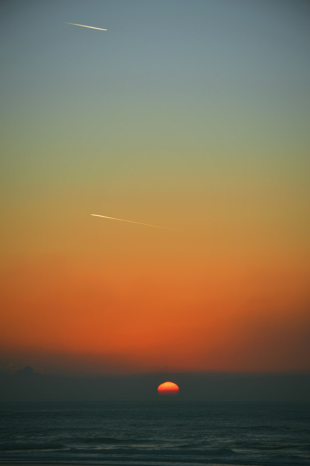 Sonnenuntergang über dem Horizont