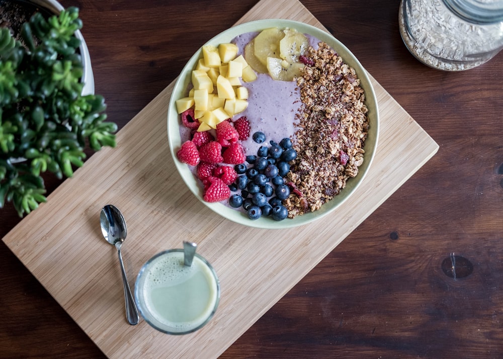 Photographie à plat de fruits sur assiette