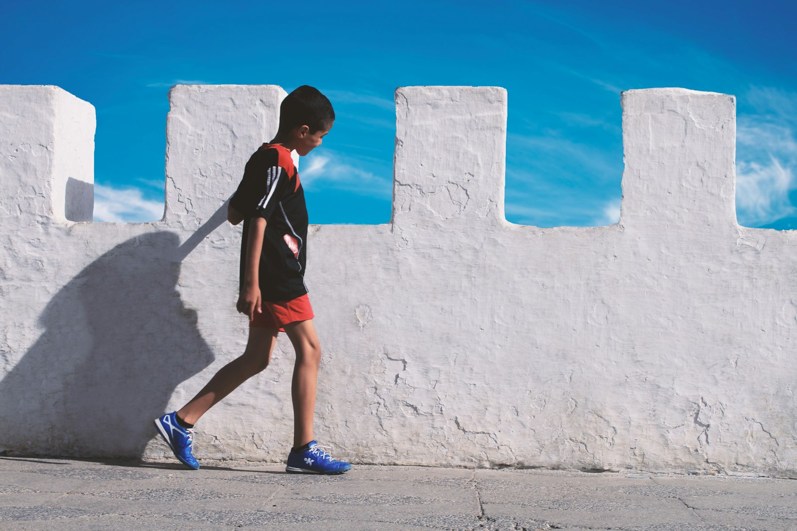 Canon EOS 7D + Canon EF-S 18-55mm F3.5-5.6 IS sample photo. Boy walking beside white photography