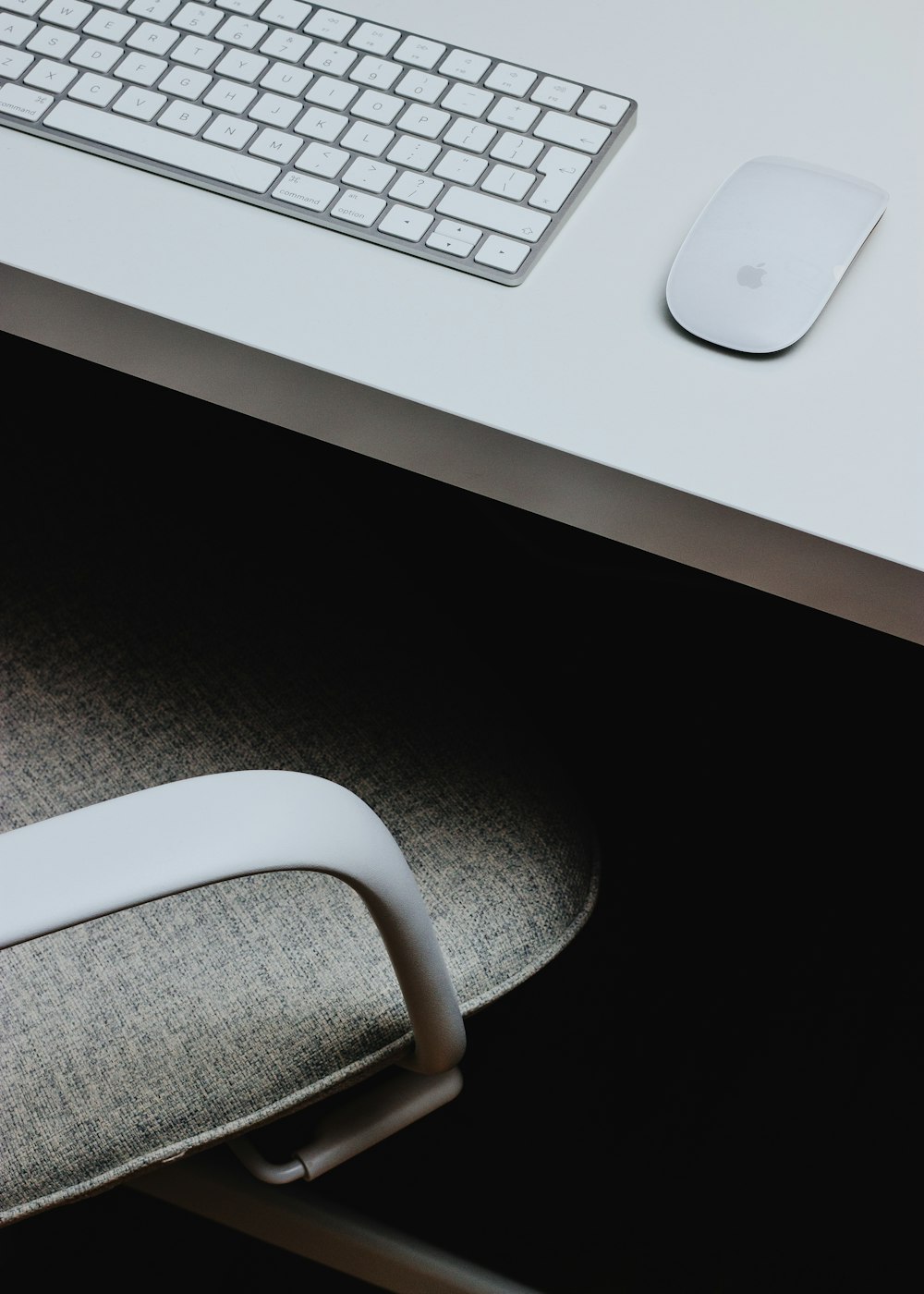 テーブルの上のMagic MouseとMagic Keyboard