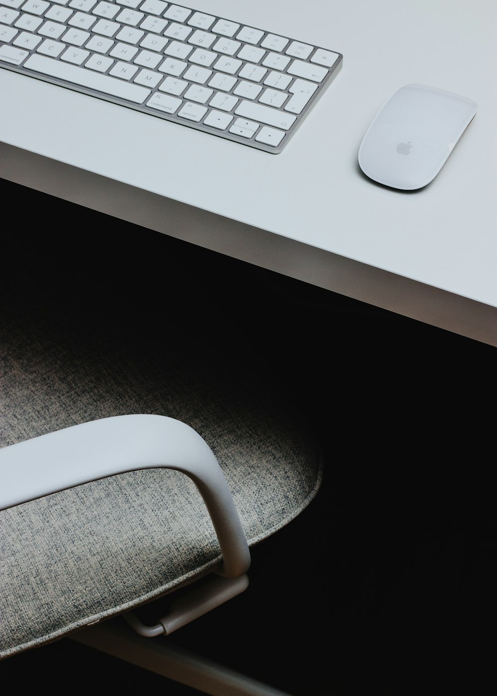 Magic Mouse et Magic Keyboard sur table