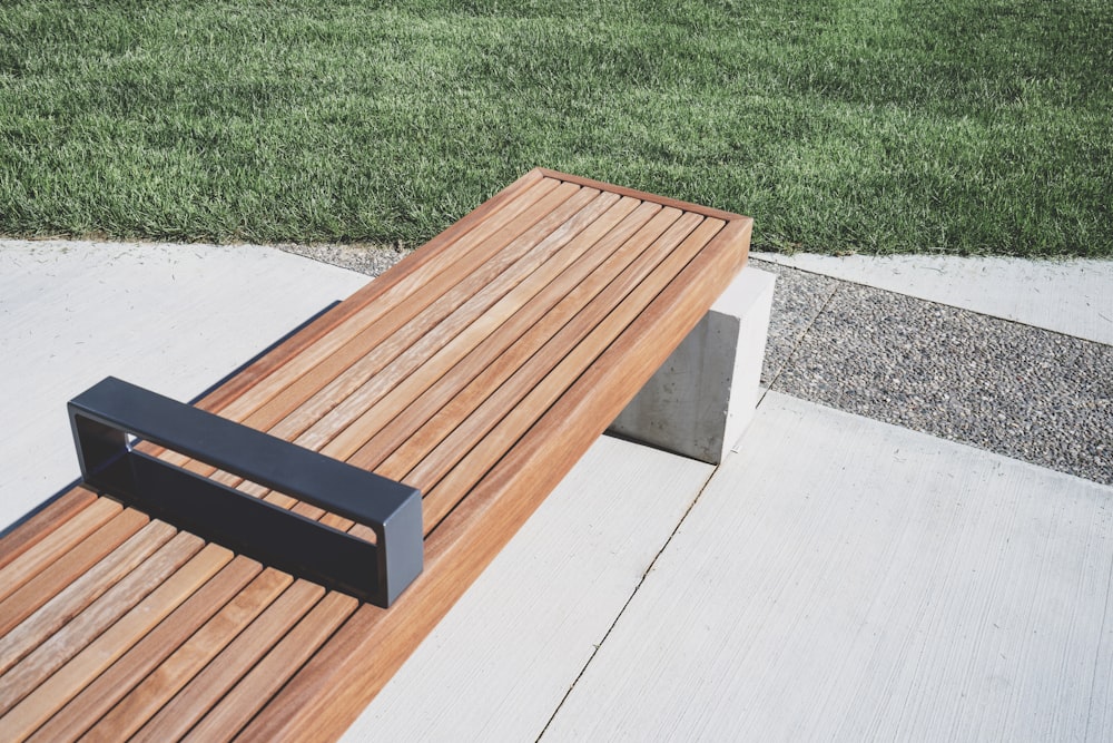 closeup photo of brown bench