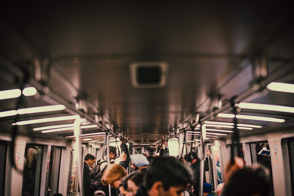 電車に乗っている人の写真