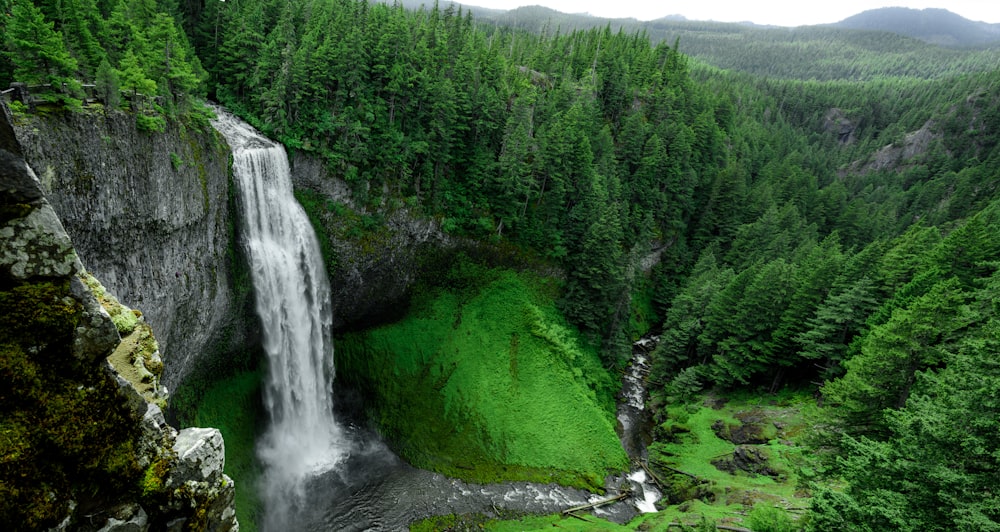 Luftaufnahme des Wasserfalls in der Mitte von Jugle