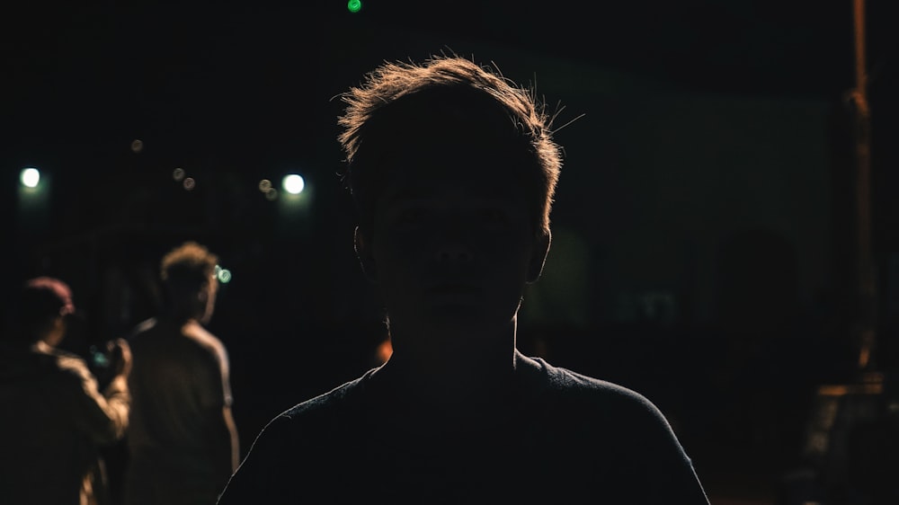 Un uomo in piedi nel buio di notte
