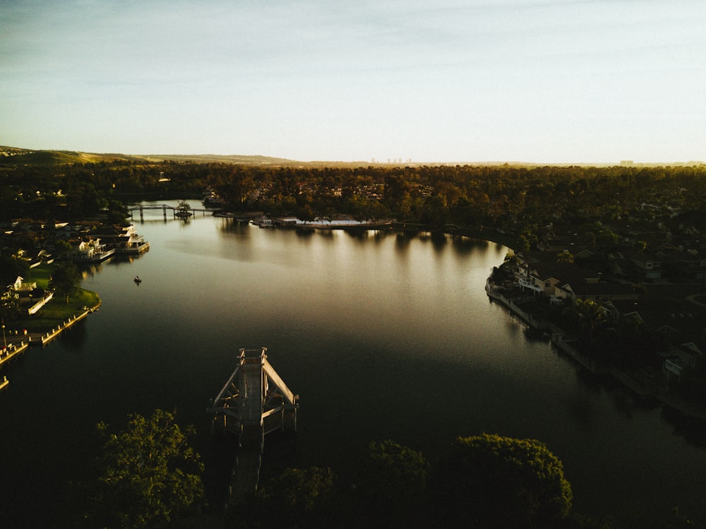 uma vista aérea de um corpo de água