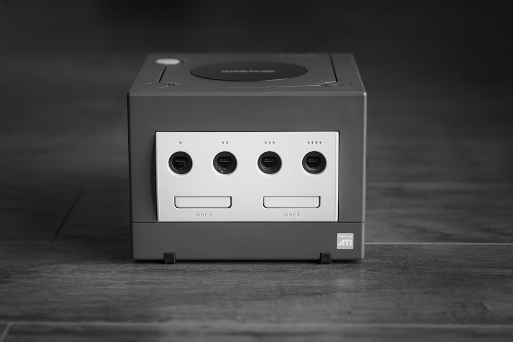 Nintendo GameCube blanco y negro sobre superficie gris