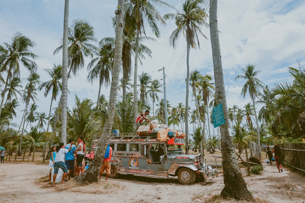 uomo in cima alla jeepny