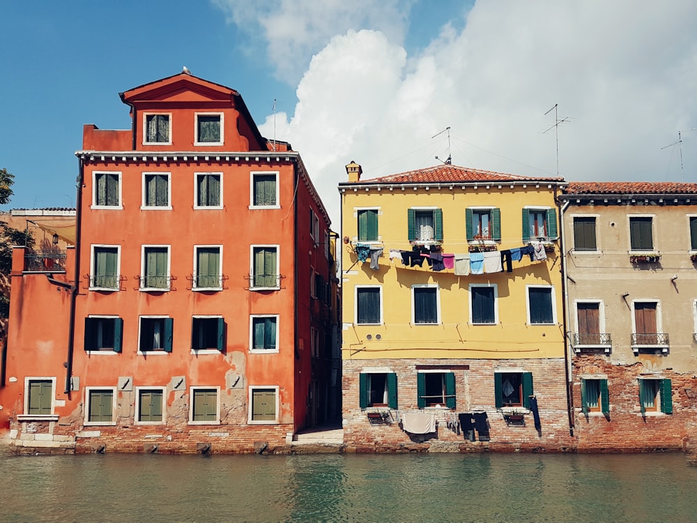 fotografia di paesaggio di due edifici in cemento giallo e arancione