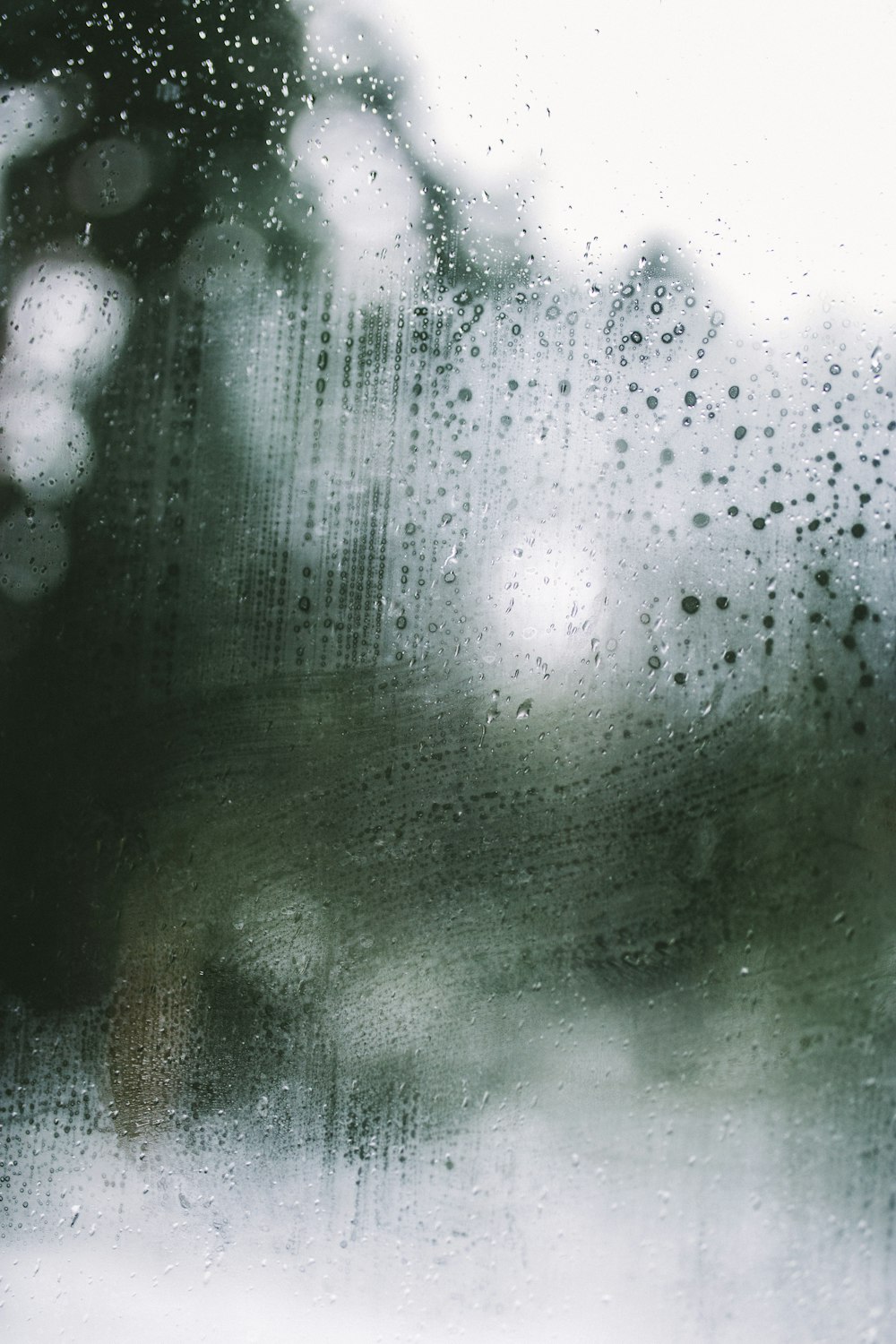 ein Fenster mit Regentropfen darauf