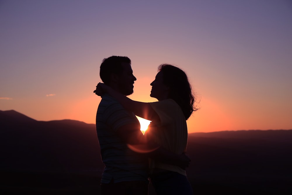 silhouette d’étreindre couple