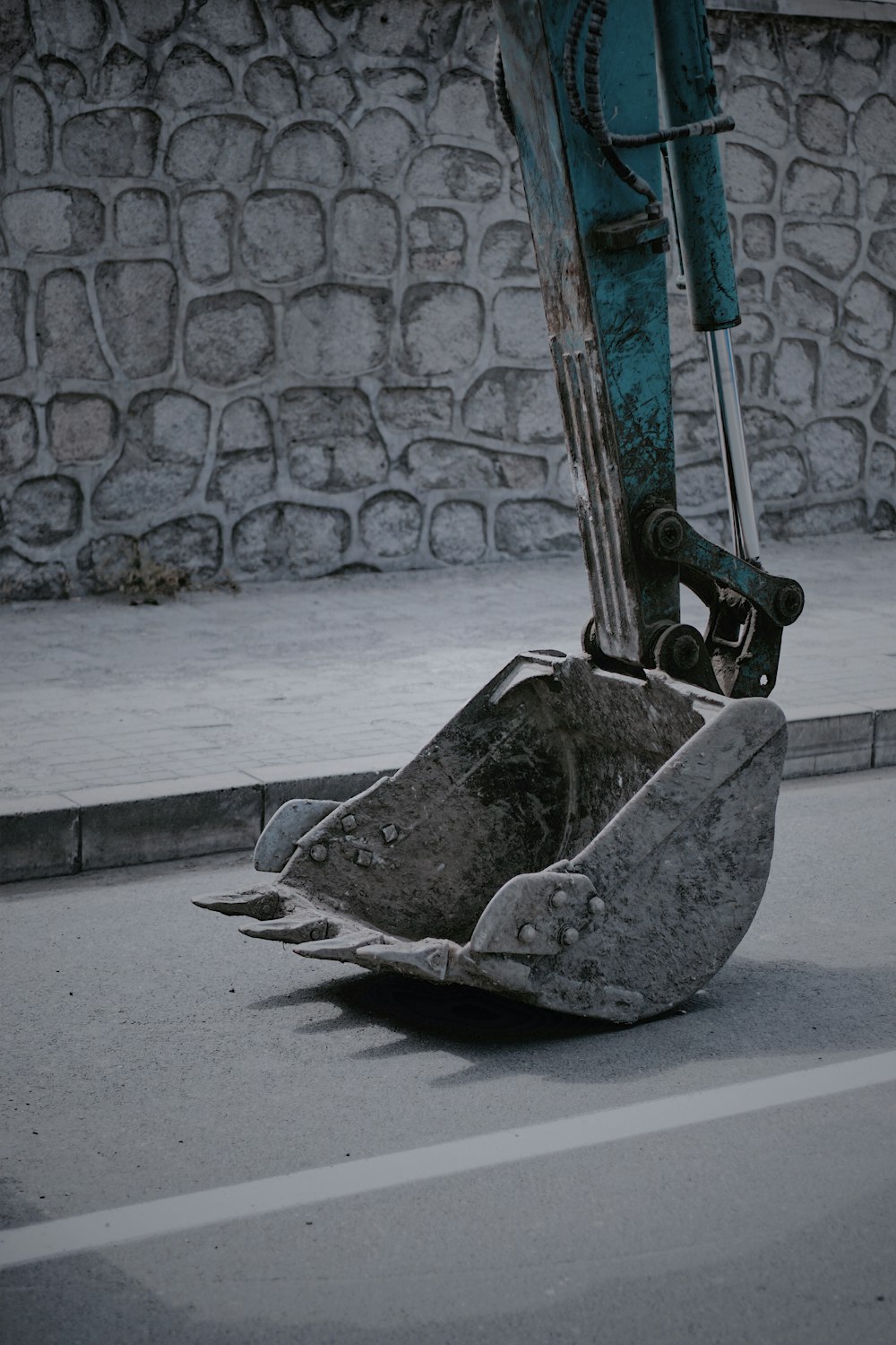 Foto de primer plano del cucharón de la excavadora en la carretera