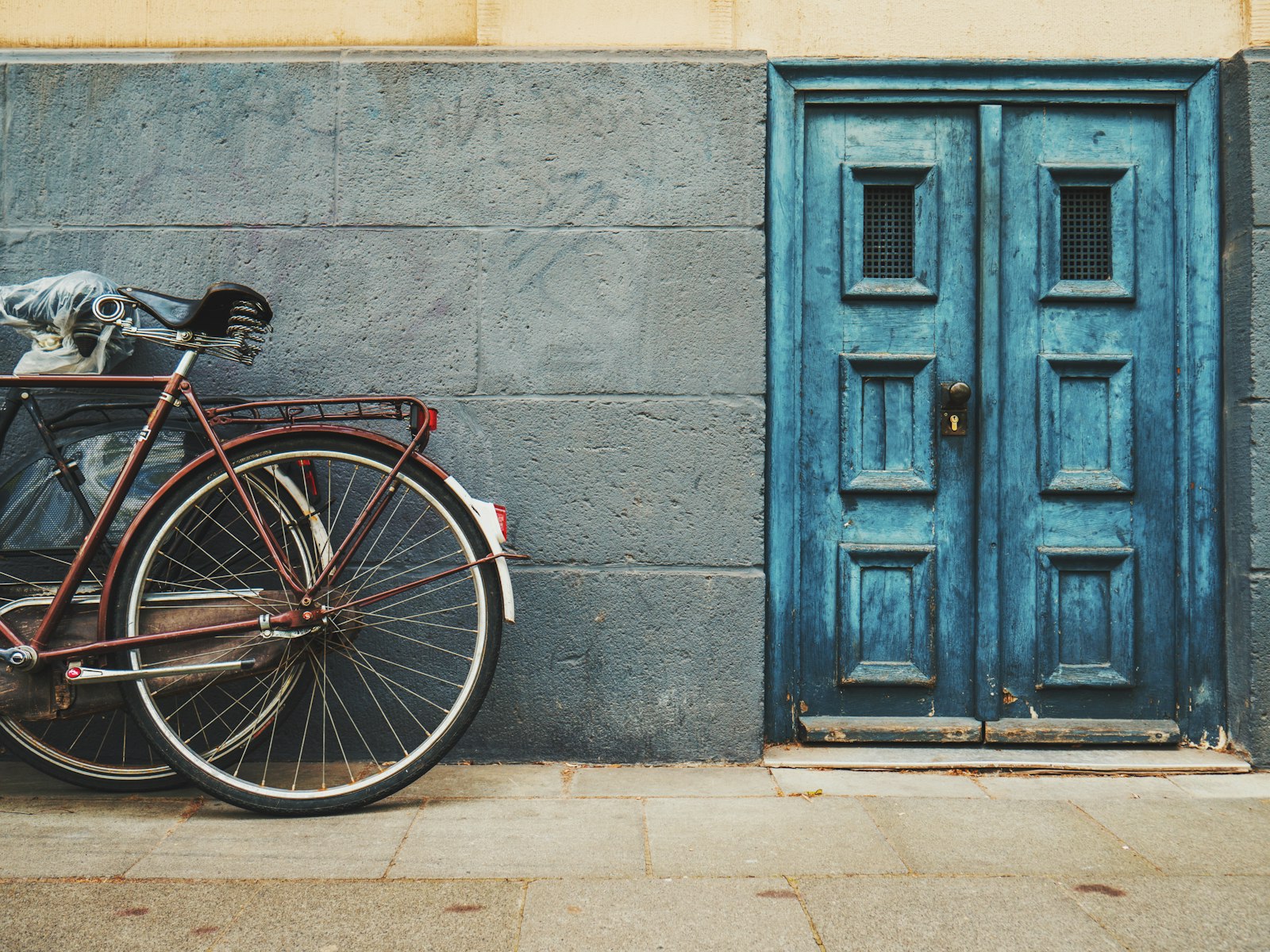 Panasonic Lumix DMC-GX8 + LUMIX G VARIO 14-42/F3.5-5.6 II sample photo. Minimalist photography of parked photography