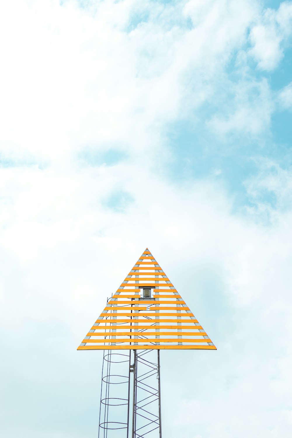 foto ravvicinata della torre triangolare con cielo nuvoloso