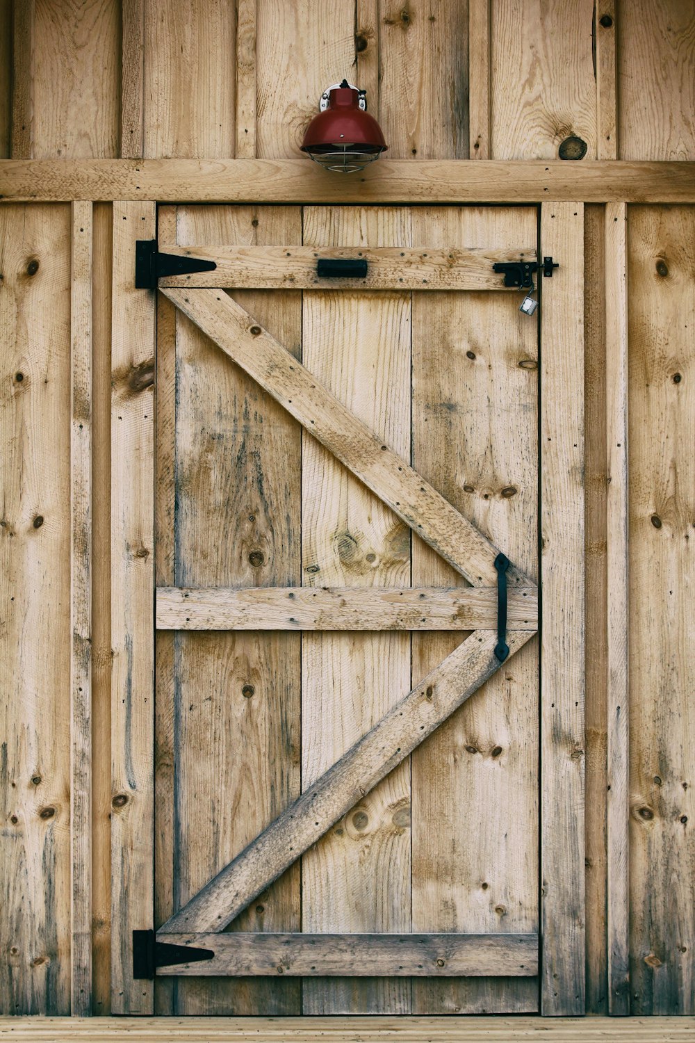 mur en planches de bois brun