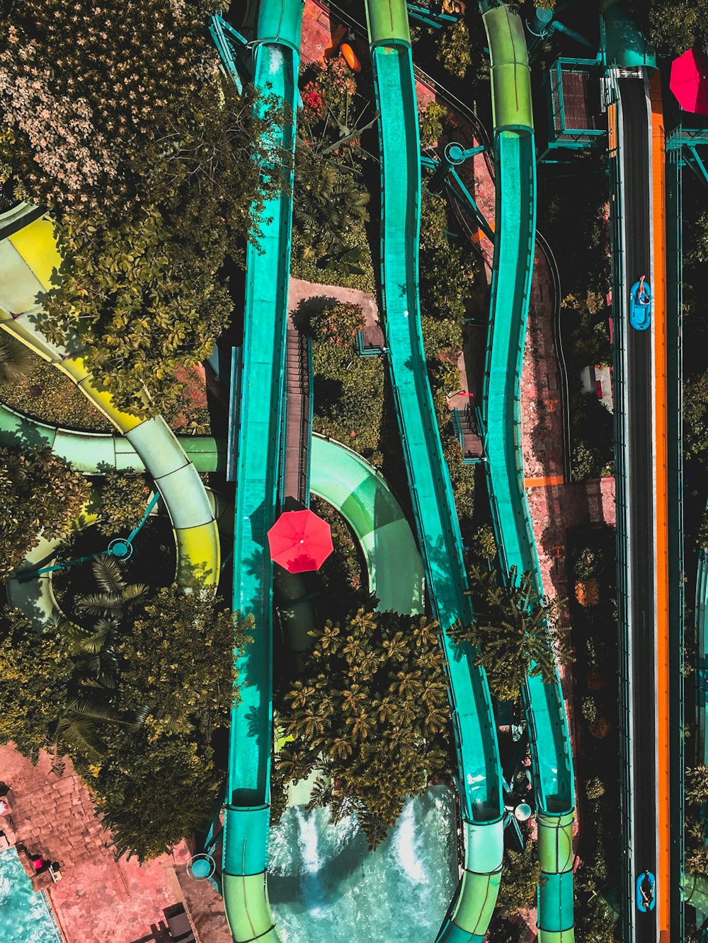 Foto aérea del tobogán de la piscina