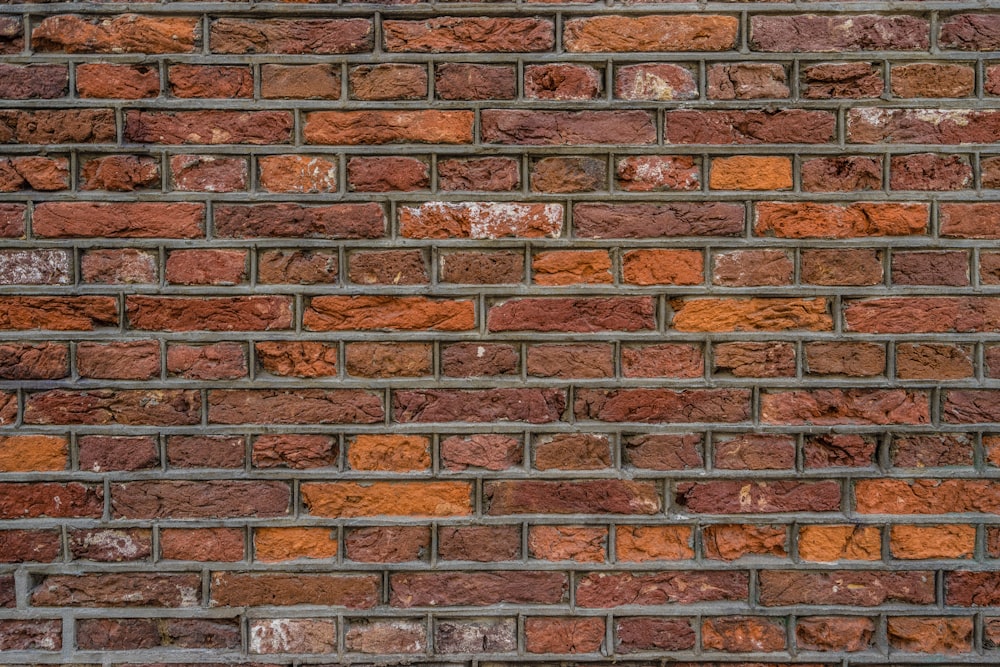 braune Backsteinmauer