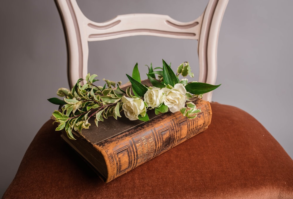 rosas blancas en libro marrón