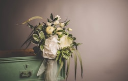 white petaled flwoer