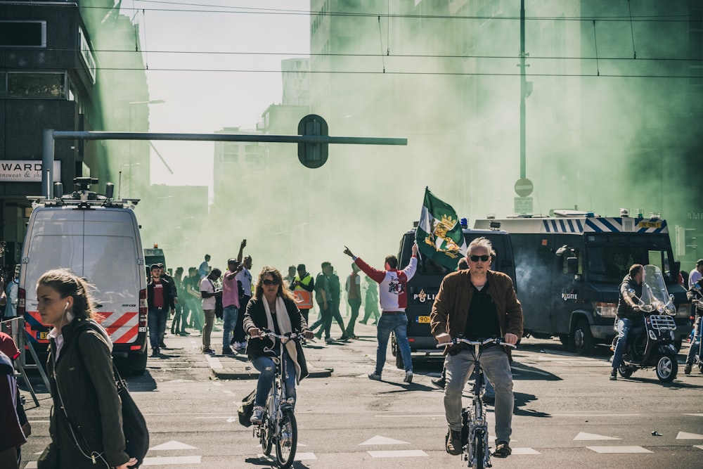 groupe de personnes bloquées par la fumée