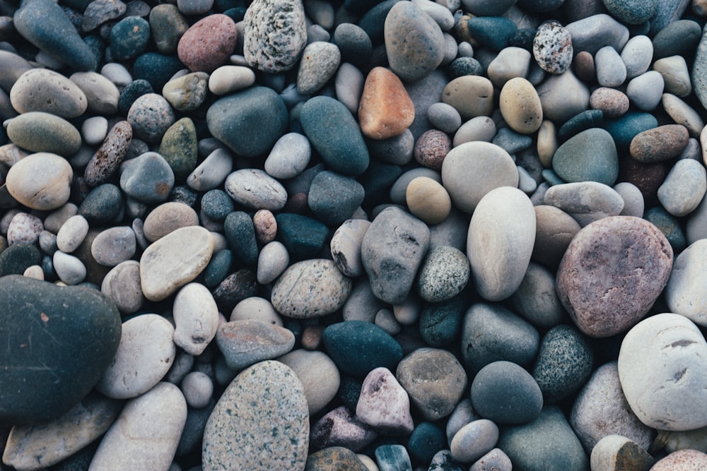 Foto de primer plano de lote de piedra de colores variados