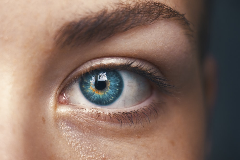 mise au point sélective d’une personne aux yeux bleus