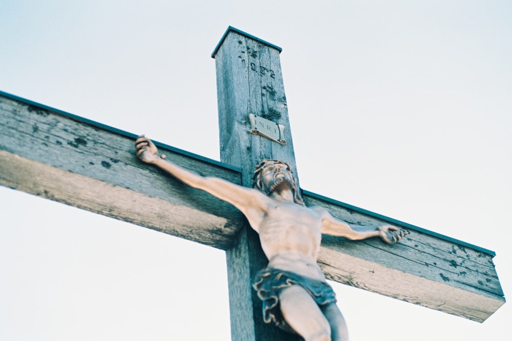 Gesù Cristo sulla croce che dipinge